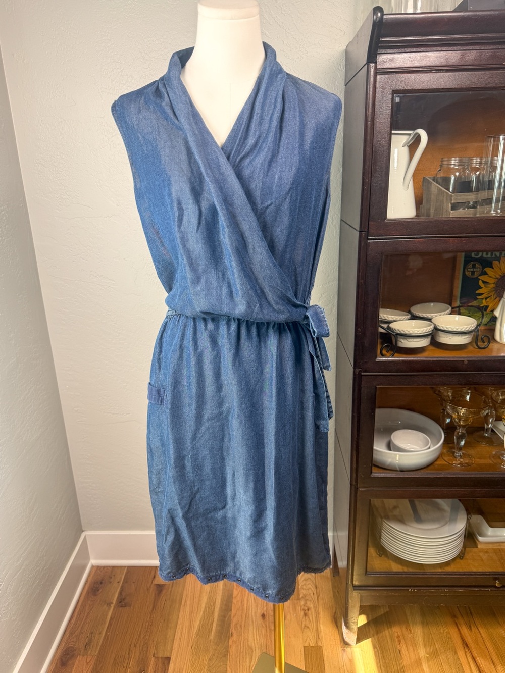 Elie Tahari Chambray Tencel Denim Wrap Dress Blue Sleeveless Midi Approx Size M